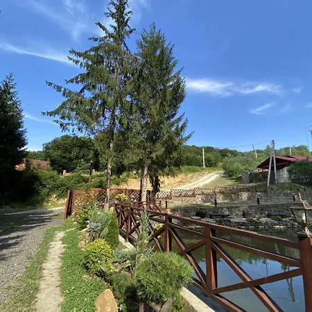 Котеджі Шаяниця З Озером, Водоспадом Біля Букового Лісу