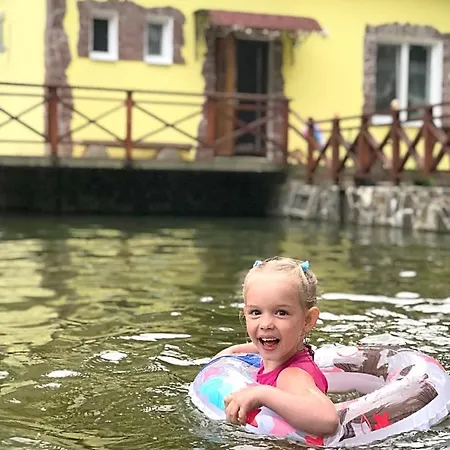 וילה Котеджі Шаяниця З Озером, Водоспадом Біля Букового Лісу *