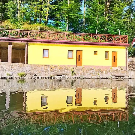 Котеджі Шаяниця З Озером, Водоспадом Біля Букового Лісу וילה *